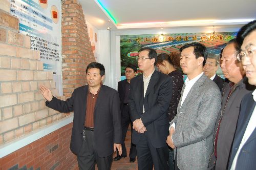 前来迎接并陪同检查组的市委书记李文章给大家介绍说,这