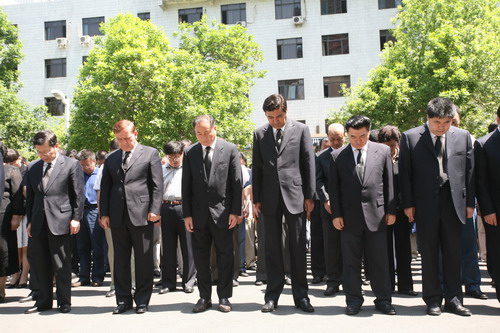新疆党政军兵团领导哀悼地震遇难者(图)