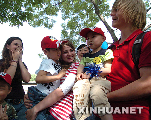 5月29日,外国小朋友和小患者们在一起交流.