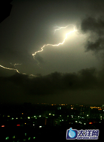 广州出现强对流天气 闪电划破天空(图)