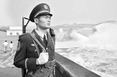 武警官兵正式担负黄河小浪底大坝守卫任务(组图)