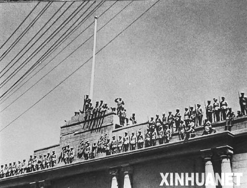 1949年4月23日,人民解放军占领南京,宣告国民党反动统治的覆灭.