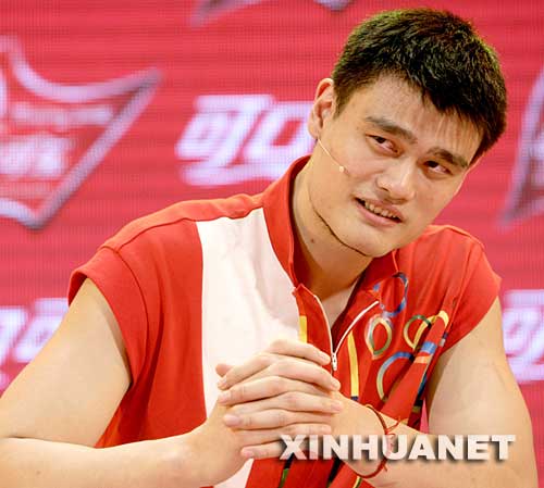 7月3日,中国篮球运动员姚明在北京举行的可口可乐"奥运星阵容"揭幕