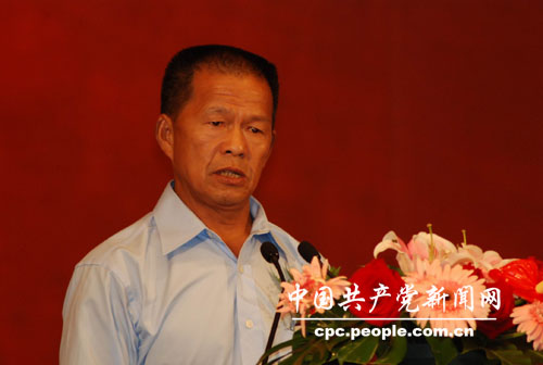 邓平寿事迹报告团成员组图