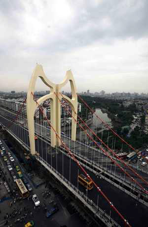 西南首座悬索桥通车 川剧"脸谱"绘上桥(图)