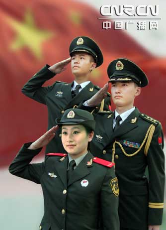 着07式礼服的尉官(上),校官(中)和着07式春秋常服的女战士(下)