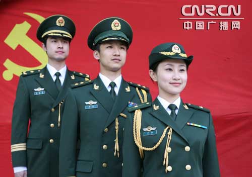 07式警官礼服(左至右:将官,校官,尉官) 翟赋明供图