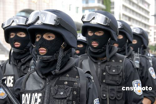 贵阳打击"两抢一盗" 新式武装特警车亮相街头(图)