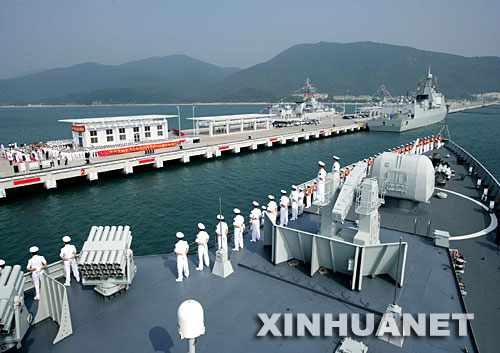 10月18日,"广州"号导弹驱逐舰驶抵海南三亚某军港.