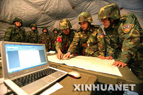 首长机关人员进行指挥作业(10月30日摄).