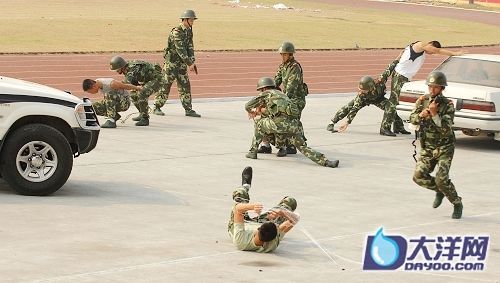 广东边防总队露绝活胸口碎大石令人心惊组图