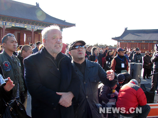 11月29日,天坛拍摄现场,歌曲创作人乔吉奥·莫洛德尔和孔祥东在