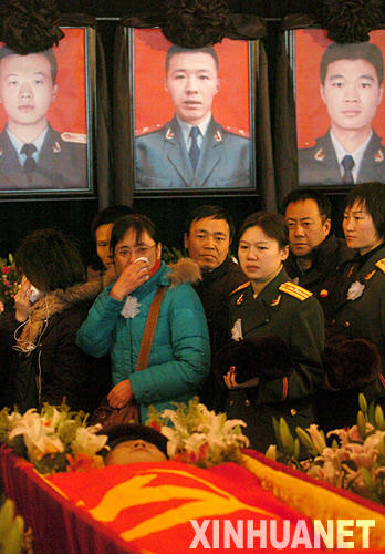 乌鲁木齐举行"1·2"火灾三位革命烈士追悼会(组图)