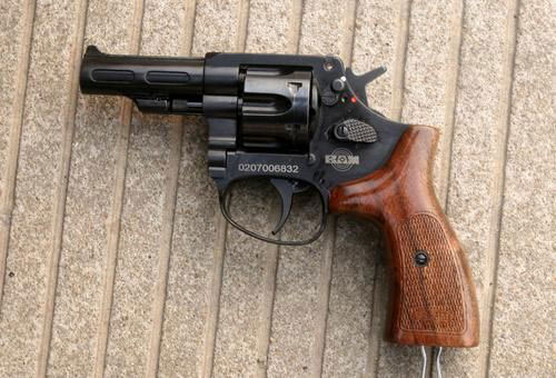 江苏南通民警率先装备警用转轮手枪图