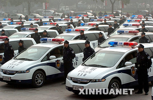 1月10日,杭州警察展示新"上岗"的警用110巡逻车.