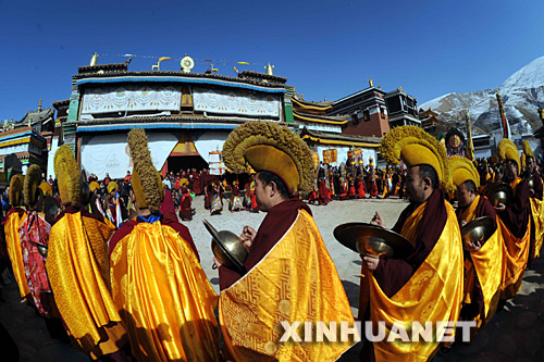 2月14日,吾屯下寺喇嘛在晒佛节会场举行宗教仪式.
