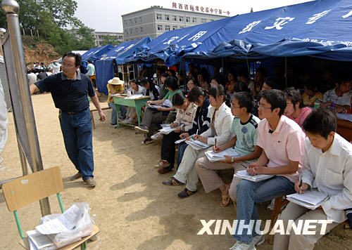 陕西重灾区高三学生积极备考图