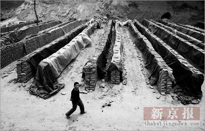 公安机关组织追捕黑砖窑案在逃犯罪嫌疑人20余名