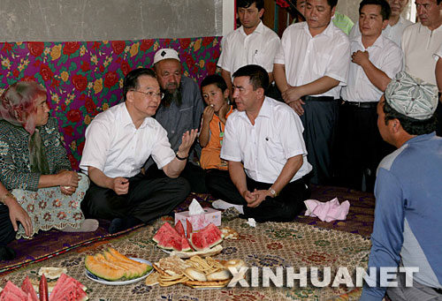 这是8月16日,温家宝总理在喀什疏勒县英尔力克乡12村阿不都热依木