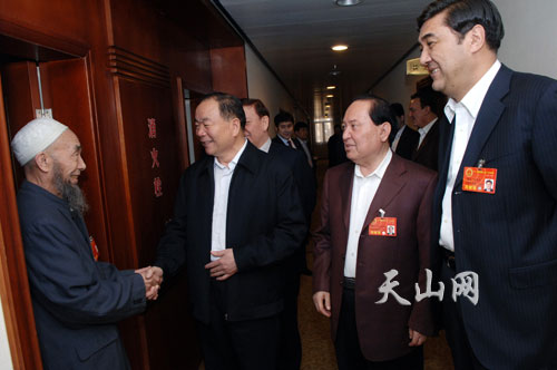 王乐泉看望新疆全国人大代表要认真履行代表职责