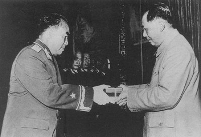 年9月27日,中华人民共和国主席授衔授勋典礼在中南海怀仁堂隆重举行