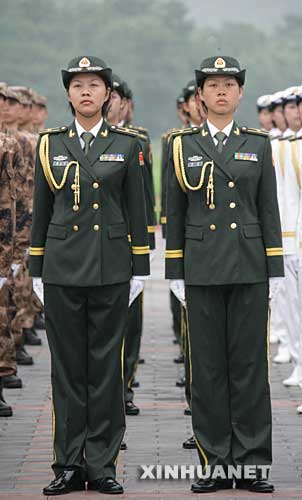 这次是我军历史上最大规模的换装,涉及礼服,常服,作训服和标志服饰4个