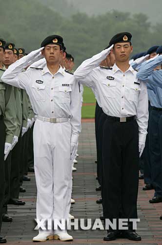 这是海军军官长袖夏常服.