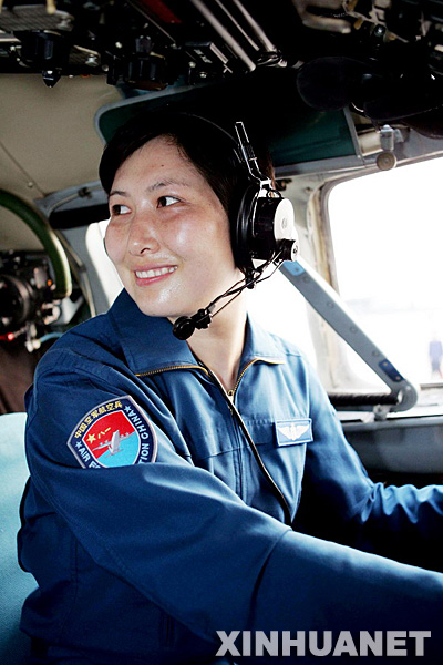 中国女兵军旗有你更鲜艳