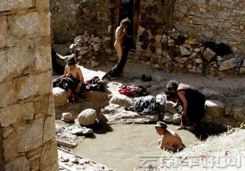 揭秘川南裸浴风俗少女们裸身在河边沐浴组图