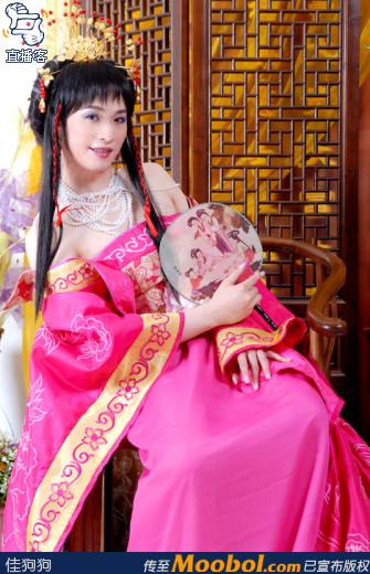 上海出现反串摄影男人扮成女子缓解压力组图