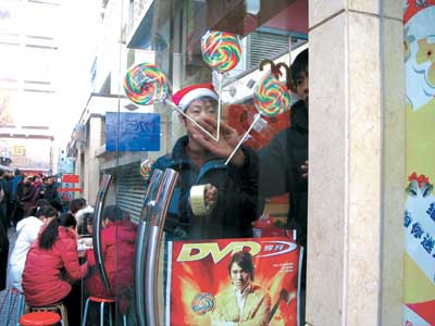 《功夫》中棒棒糖热销 女孩望男友借其示爱(图)