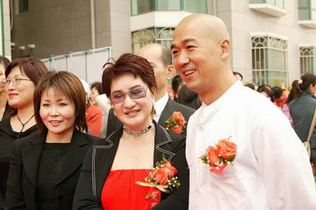 邓婕开美容院 只给张国立免费做半张脸(组图)