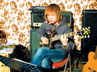 吉他手李延亮y末吉