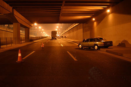 牛振华车祸现场目击 奔驰车面目全非(图)