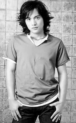 范逸臣酒后丑态被曝光暗巷激吻当街小便图