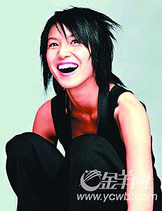 何韵诗雌雄同体? 与女子组合成员同居(组图)