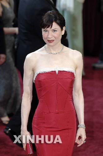 2月27日,蕾妮·齐薇格出席在美国洛杉矶柯达剧院举行的第77届奥斯卡