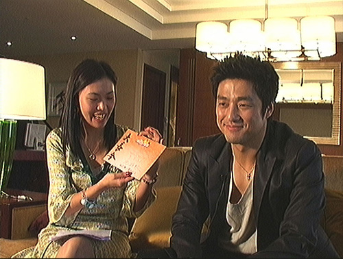 池珍熙越洋慰藉fans魅力电晕美女主持人图