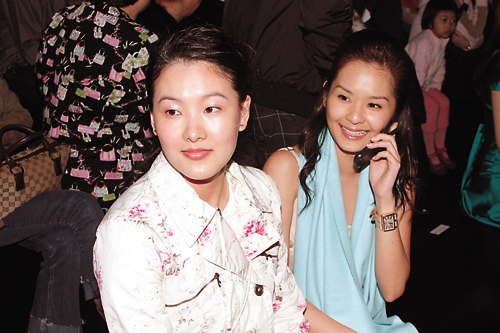 伏明霞低调看时装秀 避谈国家跳水队"家事"(图)