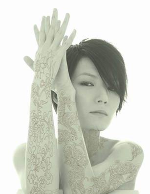 卢巧音大胆拍封面 为新碟献身全裸彩绘(图)