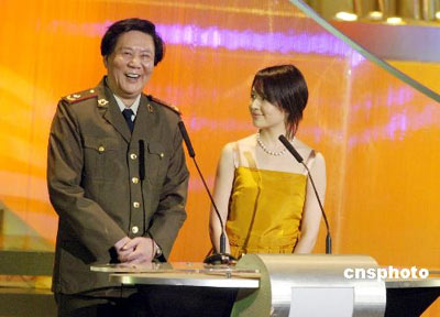 图为2005年3月27日古月应邀出席"香港电影金像奖颁奖典礼"(资料图) .