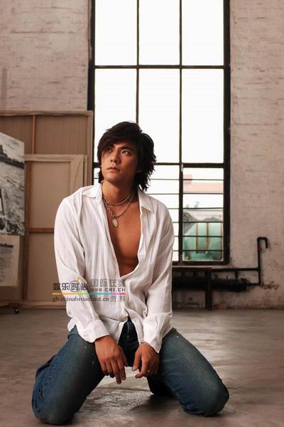 吴庆哲性感写真曝光 大走男色路线展胸肌(图)