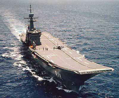 满载排水量: 11485吨 总长182.6米,水线间长164.1米;总宽30.